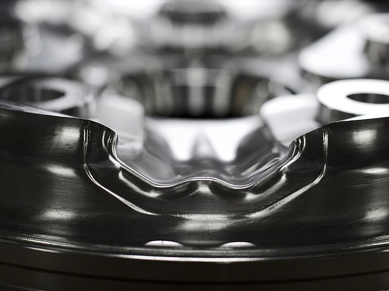 Visokotlačno vakumsko podprto injiciranje smole